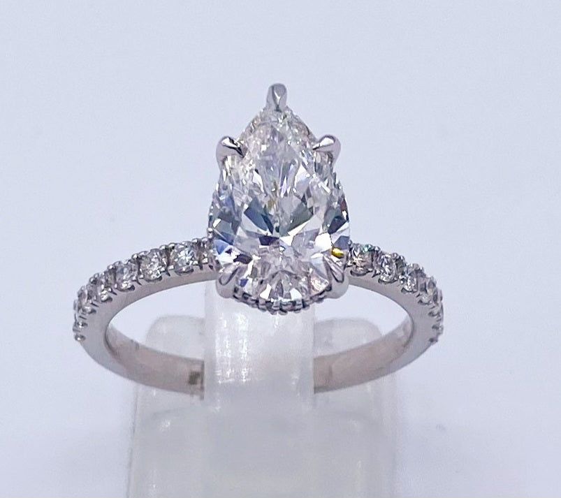 14kw Pear shaped Lab Grown Diamond 2.01ctct Engagement Ring