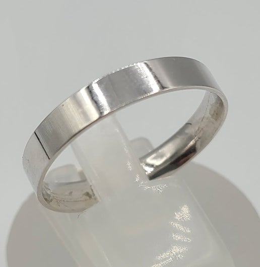 10k White Gold 4mm Pipe Cut Wedding Band